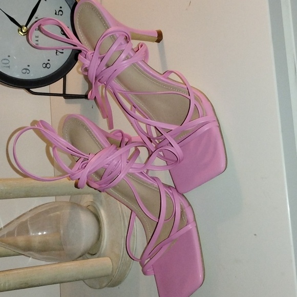 Pink heals - Picture 2 of 4